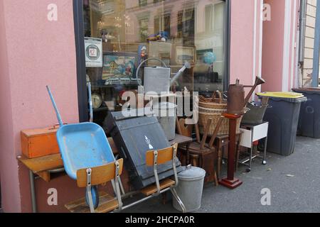 Negozio di seconda mano chiamato brocante in francese con prodotti d'epoca esposti all'esterno sulla strada. Foto Stock