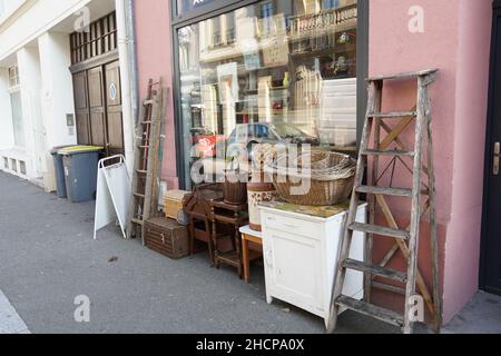 Negozio di seconda mano chiamato brocante in francese con prodotti d'epoca esposti all'esterno sulla strada. Foto Stock