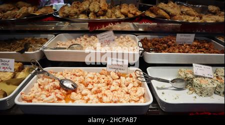 Vetrata di prodotti tradizionali di Natale a Bologna. Negozio di gastronomia italiana Foto Stock