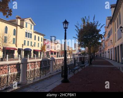 Tianjin. 9th Nov 2021. La foto scattata il 9 novembre 2021 mostra la vista del villaggio di Florentia del distretto di Wuqing nel Tianjin della Cina settentrionale. PER ANDARE CON: Economic Watch: Tianjin si impegna a costruire il centro di consumo città credito: Canzone Rui/Xinhua/Alamy Live News Foto Stock