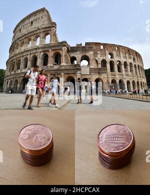 Bruxelles, Italia, il 30 dicembre. 1st Jan 2002. La foto combinata mostra il Colosseo a Roma, Italia il 4 agosto 2021 (su), il lato anteriore della moneta da 5 cent a Roma, Italia il 30 dicembre 2021 (L, giù) e il modello Colosseo sul retro della moneta da 5 cent a Roma, Italia il 30 dicembre 2021. Le banconote e le monete in euro sono state introdotte fisicamente nei paesi dell'eurozona in circolazione il 1 gennaio 2002. Il prossimo nuovo anno 2022 segna il 20th° anniversario della circolazione dell'euro. Credit: Jin Mamengni/Xinhua/Alamy Live News Foto Stock