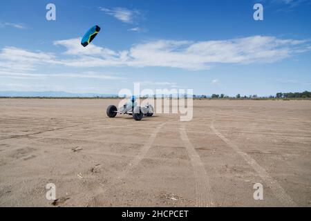 Kite buggy in spiaggia al tramonto. Delta del Ebro Spagna Foto Stock