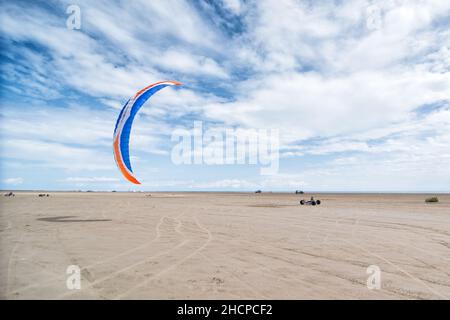Kite buggy in spiaggia al tramonto. Delta del Ebro Spagna Foto Stock