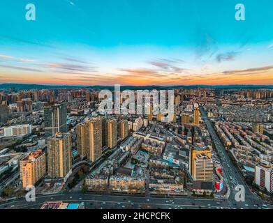 KUNMING, CINA - 30 DICEMBRE 2021 - Foto aerea scattata il 30 dicembre 2021 mostra uno spettacolare paesaggio urbano al tramonto a Kunming, provincia di Yunnan, Cina. Foto Stock