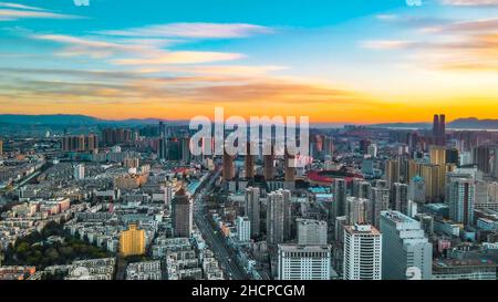 KUNMING, CINA - 30 DICEMBRE 2021 - Foto aerea scattata il 30 dicembre 2021 mostra uno spettacolare paesaggio urbano al tramonto a Kunming, provincia di Yunnan, Cina. Foto Stock