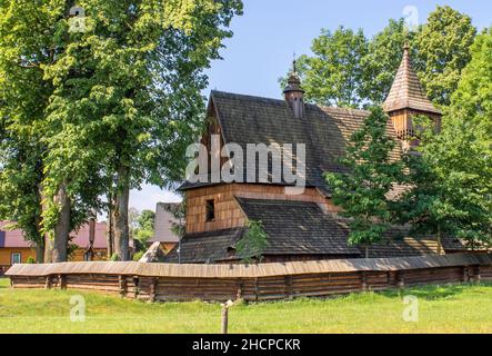 Completata nel 15th secolo, la Chiesa di San Michele Arcangelo a Debno è un sito patrimonio dell'umanità dell'UNESCO. Qui in particolare la sua forma esterna Foto Stock