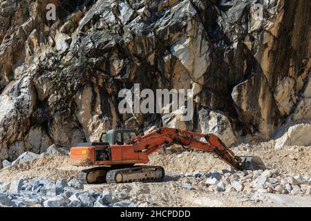 Terra arancione in cava di marmo (marmo bianco di Carrara) nelle Alpi Apuane (Alpi Apuane). Toscana, (Toscana), Italia, Europa. Foto Stock