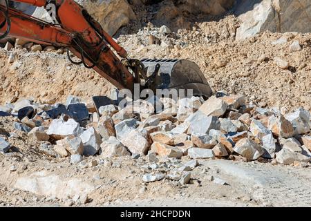 Primo piano di un movimento terra in una cava di marmo (marmo bianco di Carrara) nelle Alpi Apuane (Alpi Apuane). Toscana, (Toscana), Italia, Europa. Foto Stock