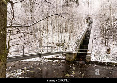 Freital: valle Rabenauer Grund, fiume Rote Weißeritz, traboccamento della centrale idraulica Rabenauer Grund, neve, a Erzgebirge, Monti ore, Sachsen, S Foto Stock