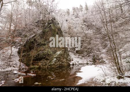 Freital: Neve nella valle Rabenauer Grund, roccia nel fiume Rote Weißeritz, a Erzgebirge, Monti ore, Sachsen, Sassonia, Germania Foto Stock