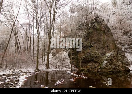 Freital: Neve nella valle Rabenauer Grund, roccia nel fiume Rote Weißeritz, a Erzgebirge, Monti ore, Sachsen, Sassonia, Germania Foto Stock