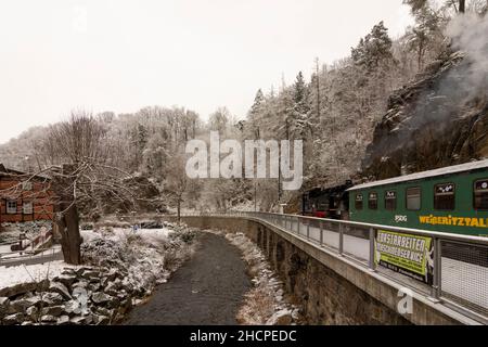 Rabenau: Neve nella valle Rabenauer Grund, fiume Rote Weißeritz, treno a vapore a scartamento ridotto di Weißeritztalbahn (Weisseritz Valley Railway) alla stazione Rab Foto Stock