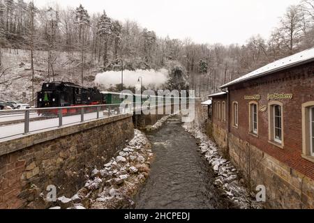 Rabenau: Neve nella valle Rabenauer Grund, fiume Rote Weißeritz, treno a vapore a scartamento ridotto di Weißeritztalbahn (Weisseritz Valley Railway) alla stazione Rab Foto Stock