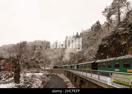 Rabenau: Neve nella valle Rabenauer Grund, fiume Rote Weißeritz, treno a vapore a scartamento ridotto di Weißeritztalbahn (Weisseritz Valley Railway) alla stazione Rab Foto Stock