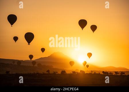 Esperienza di giro a Ballon a Capadocia, Turchia. Galleggia sugli splendidi punti di riferimento della Cappadocia e sulle guglie vulcaniche! Foto Stock