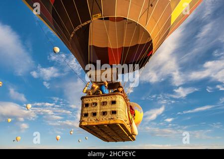 Esperienza di giro a Ballon a Capadocia, Turchia. Galleggia sugli splendidi punti di riferimento della Cappadocia e sulle guglie vulcaniche! Foto Stock