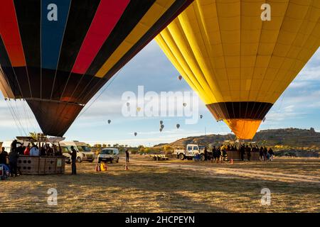 Esperienza di giro a Ballon a Capadocia, Turchia. Galleggia sugli splendidi punti di riferimento della Cappadocia e sulle guglie vulcaniche! Foto Stock