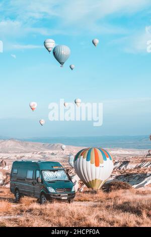 Esperienza di giro a Ballon a Capadocia, Turchia. Galleggia sugli splendidi punti di riferimento della Cappadocia e sulle guglie vulcaniche! Foto Stock