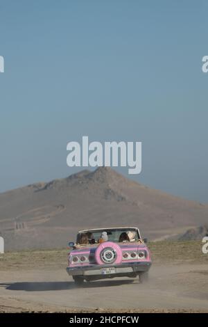 Auto classica e camper a Capadocia. Esperienza di giro a Ballon a Capadocia, Turchia. Foto Stock