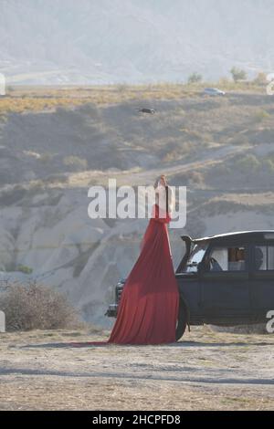 Auto classica e camper a Capadocia. Esperienza di giro a Ballon a Capadocia, Turchia. Foto Stock