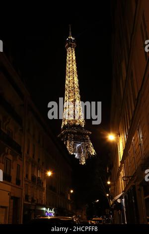 PARIGI, FRANCIA - 24 MAGGIO 2015: Questa è una strada Montsyui in illuminazione notturna della Torre Eiffel. Foto Stock