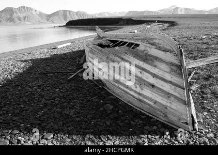 Vecchia barca da pesca in legno sulla spiaggia di Svalbard a Bellsund, Norvegia Foto Stock