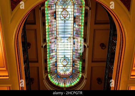 Vista ad angolo basso del lucernario in vetro colorato della Confeitaria Colombo (Colombo Confectionary). Il business è famoso luogo e attrazione turistica i Foto Stock