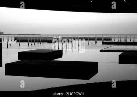 Piattaforme in mare, Golfo Persico, Golfo Persico, Museo d'Arte del Louvre, Isola Saadiyat, Abu Dhabi, Emirati Arabi Uniti Foto Stock