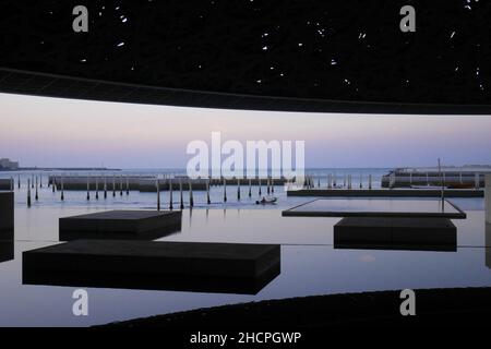 Piattaforme in mare, Golfo Persico, Golfo Persico, Museo d'Arte del Louvre, Isola Saadiyat, Abu Dhabi, Emirati Arabi Uniti Foto Stock