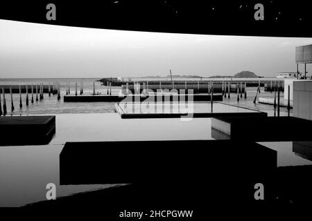 Piattaforme in mare, Golfo Persico, Golfo Persico, Museo d'Arte del Louvre, Isola Saadiyat, Abu Dhabi, Emirati Arabi Uniti Foto Stock