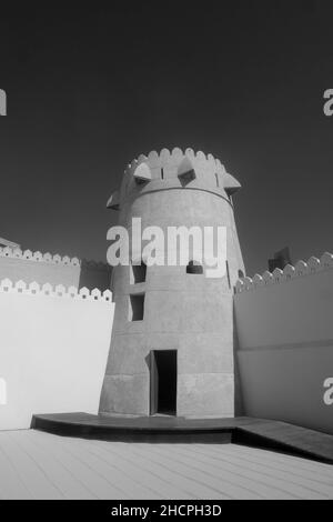Torretta al Qasr al Hosn, Forte Bianco, Forte Vecchio, Forte Palazzo, ex residenza dello sceicco regnante di Abu Dhabi, e palazzo dell'emiro Foto Stock