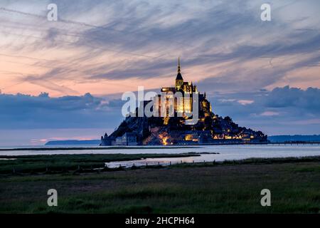 Normandie Mont Saint Michel è il monumento più visitato in Francia di notte Foto Stock