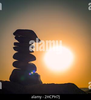 spiaggia di pietre di ciottoli piramide sulla riva del mare Foto Stock