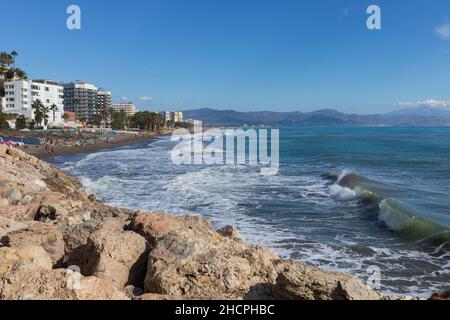 Vista sulla spiaggia di Bajondillo, Torremolinos, Costa del sol, Spagna Foto Stock