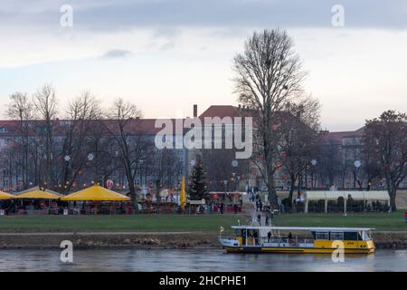 Dresda: Traghetto Johannstadt, decorazione natalizia, fiume Elba, in , Sachsen, Sassonia, Germania Foto Stock