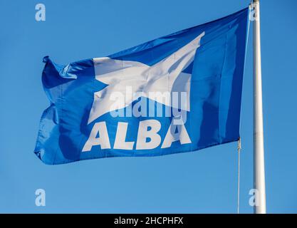 Bandiera scozzese Alba Party che vola contro un cielo blu Foto Stock