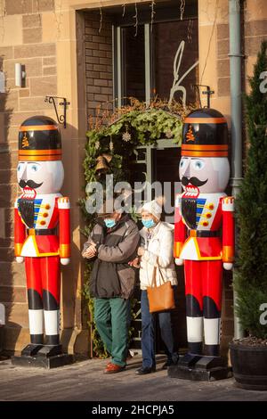 Colori vivaci dimensione della vita nut cracker Natale decorazione soldati in piedi guardia fuori di un ristorante a Perth, Scozia Foto Stock