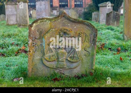 Un headstone con una mano intagliata che tiene le scale, Grayfriars burial Ground Perth, Scozia Foto Stock