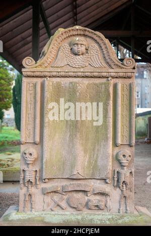 Scheletro scolpito su un'antica tomba nel cimitero Greyfriars di Perth. Foto Stock