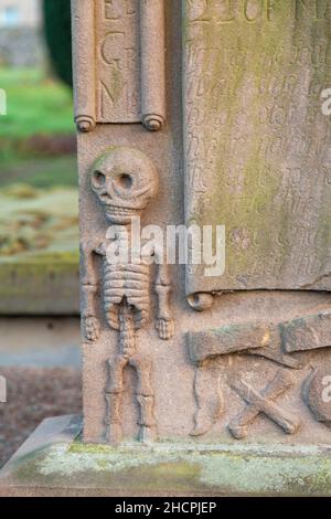 Scheletro scolpito su un'antica tomba nel cimitero Greyfriars di Perth. Foto Stock