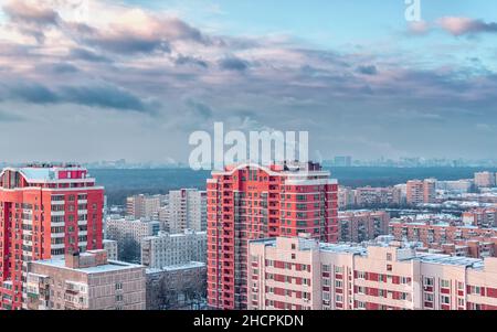 Tetti e alti edifici residenziali coperti di neve. Inverno nevoso tempo in città. Stagione di riscaldamento. Russia, Mosca, distretto di Izmailovsky. Foto Stock