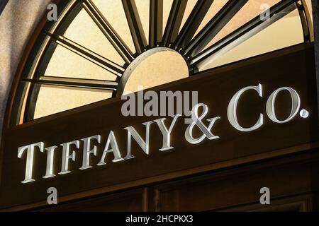 Milano, Italia - 24 settembre 2021: Logo Tiffany & Co. Esposto sulla facciata di un negozio di Milano. Foto Stock