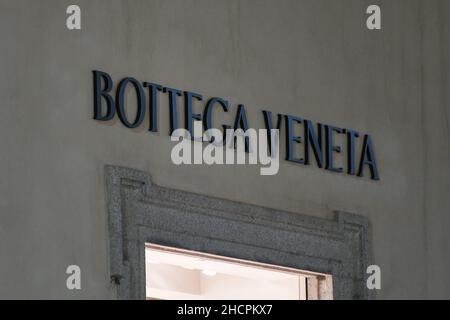 Milano, Italia - 24 settembre 2021: Logo Bottega Veneta esposto sulla facciata di un negozio di Milano. Foto Stock