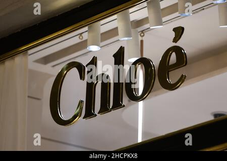 Milano, Italia - 24 settembre 2021: Logo Chloe apposto sulla facciata di un negozio di Milano. Foto Stock