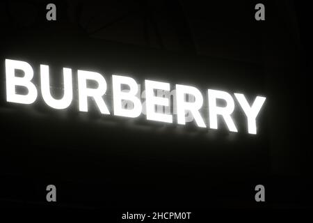 Milano, Italia - 24 settembre 2021: Logo Burberry sulla facciata di un negozio di Milano. Foto Stock