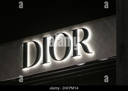 Milano, Italia - 24 settembre 2021: Logo Dior esposto sulla facciata di un negozio di Milano. Foto Stock