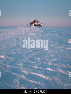 Fantastico panorama invernale con casa in legno in montagne innevate. Capanna coperta di neve. Vacanza di Natale e vacanza invernale concetto Foto Stock