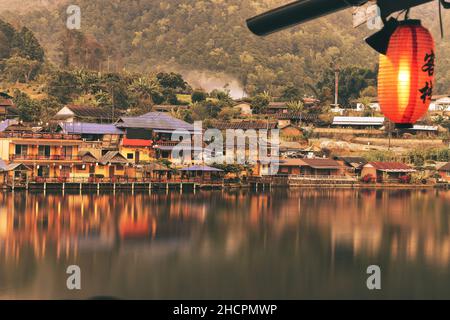 Visita di Ban Rak Thai lungo il Mae Hong Son Loop al confine tra la Thailandia del Nord e Myanmar Foto Stock