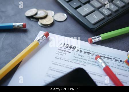 Primo piano di un modulo di dichiarazione dei redditi e penna sul tavolo. Foto Stock
