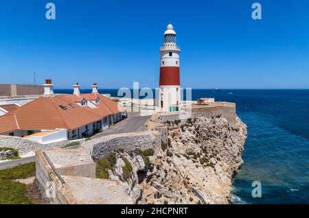 Faro di Europa Point, faro di Trinity o Victoria Tower. Stretto di Gibilterra sullo sfondo. Territorio britannico d'oltremare di Gibilterra. Foto Stock